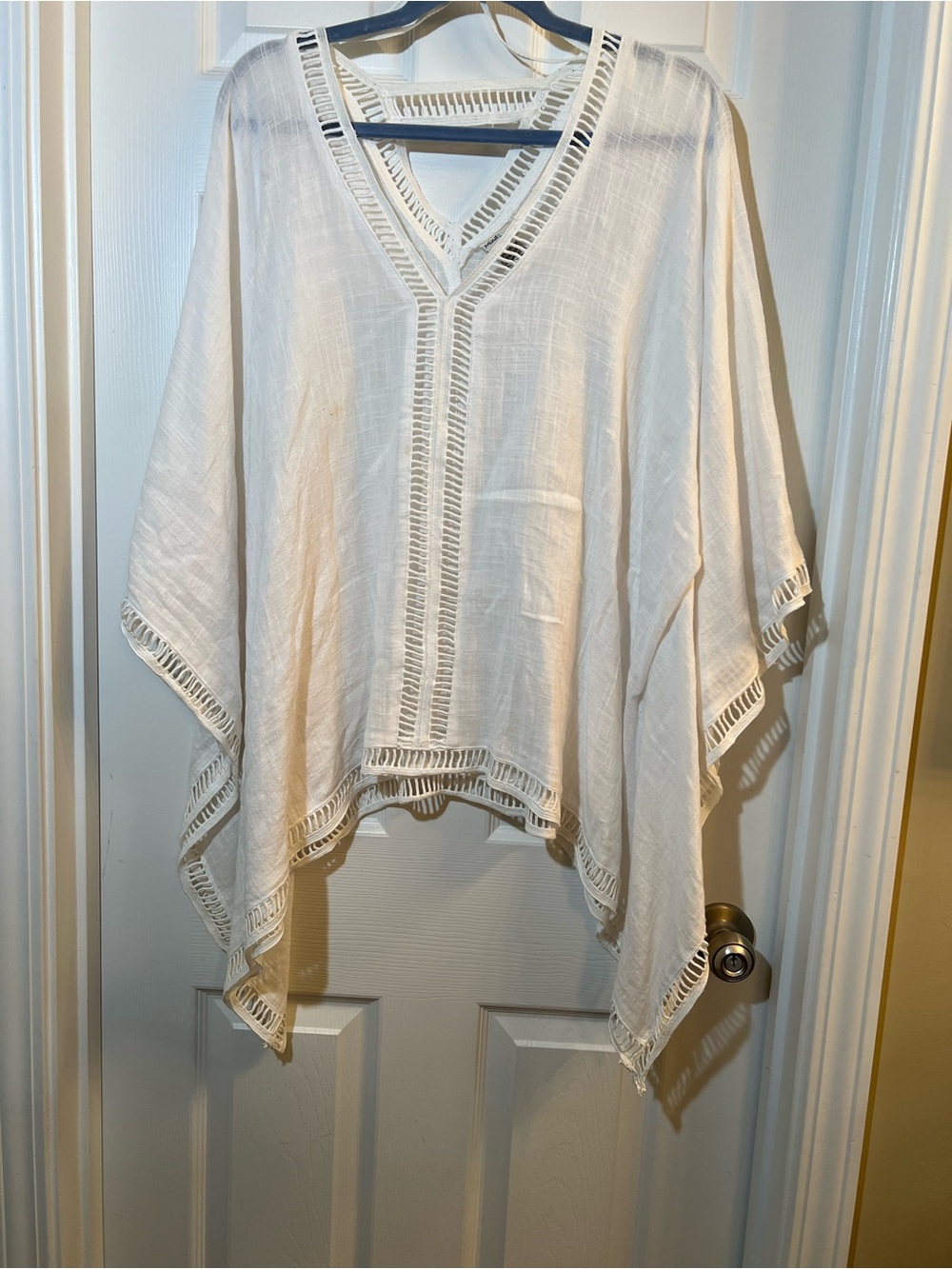 🦋 Lightweight White V-Neck Crochet-Trim Tunic size large/xlarge